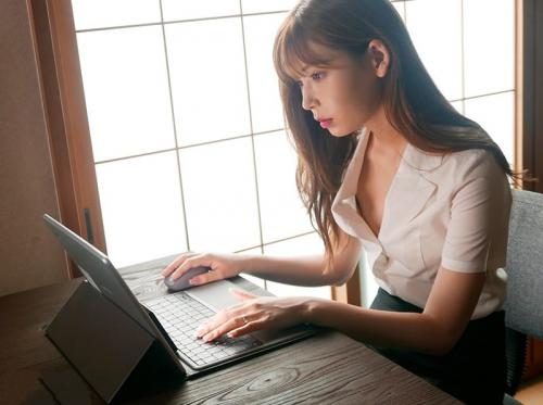 Tsumugi Akari bị đồng nghiệp tống tình