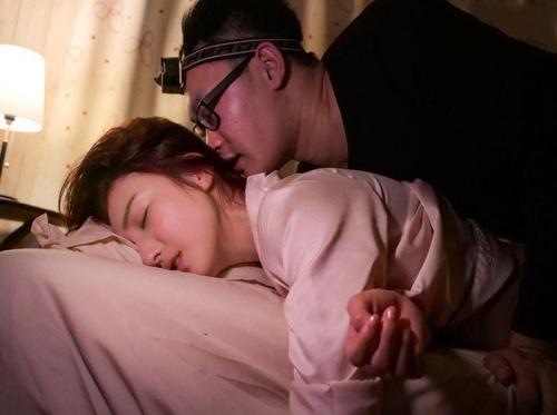 Lén lút địt mẹ kế trong khi bố đang đi công tác